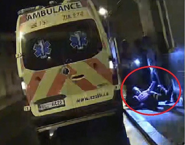 Dva muži napadli záchranáře, kteří bojovali o život pacienta. Zasahovala policie