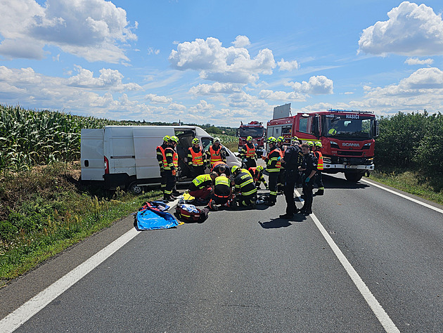 Srážka traktoru, dodávky a osobáku u Přerova. Jeden z řidičů má těžká zranění