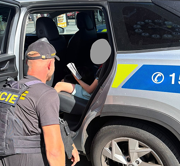 Chlapec zůstal na peroně, zbytek rodiny odjel vlakem. Pomohli policisté
