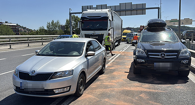 Kamion po nehodě částečně blokoval Barrandovský most, doprava kolabovala