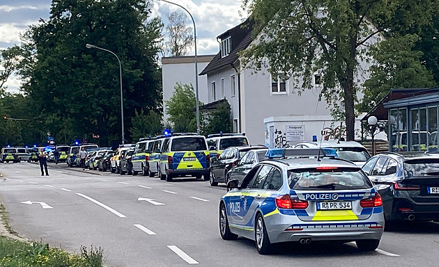 Dvacetiletý Němec přepadl v bavorském Řezně banku. Jeden člověk zemřel
