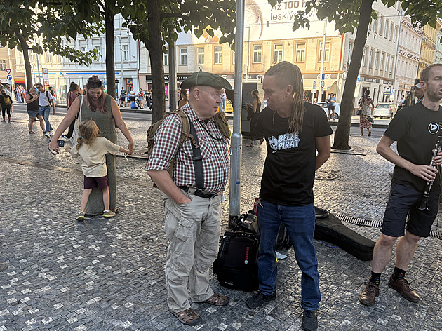 Piráti lákali voliče hudbou, Bartoš hrál na Andělu na akordeon