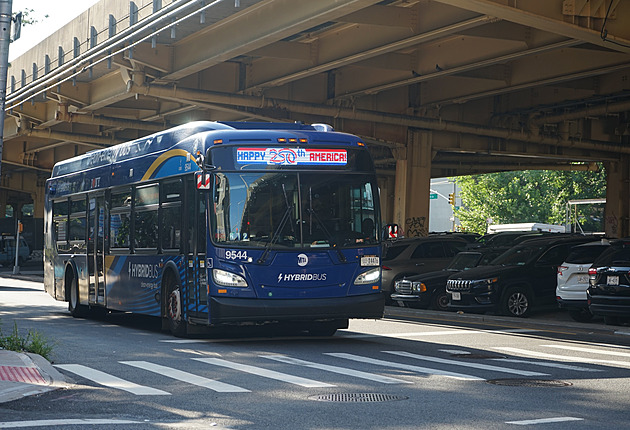Starosta New Yorku chce ve městě autobusy zadarmo, lidé si to vykládají po svém