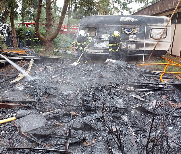 V kempu na Pardubicku hořely karavany, stany i ubytovna. Jeden člověk se popálil