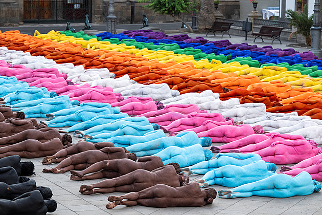 Obří duha z naháčů. Fotograf na Kanárech podpořil LGBT+ komunitu