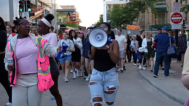 Policista ve Wisconsinu při zatýkání třemi ranami zastřelil muže. Propukly protesty