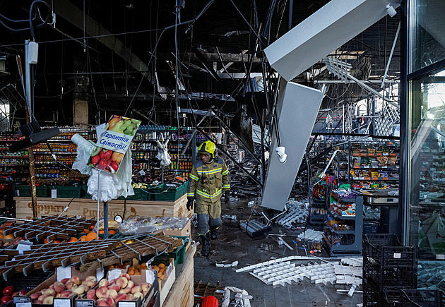Rusové zasáhli supermarket v Černihivu. Zelenskyj útok odsoudil a ukázal video