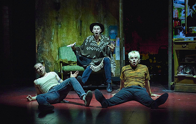 Naprosté fiasko. Z kultu propadák. Muzikálový Trainspotting se nepovedl