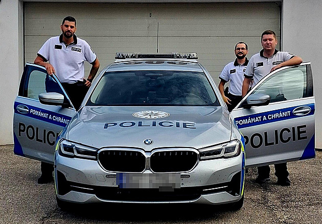 Drama na dálnici. Mladík visel z protihlukové stěny, policisté mu skok rozmluvili