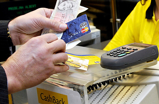 Zájem o bankomaty v Česku klesá. Posiluje ale cashback, hlavně na venkově