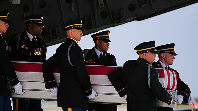 Trump vzdal hold padlým vojákům ve válce s Íránem. Máme rádi vaše děti, vzkázal rodinám
