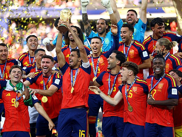 �pan�l�t� fotbalist� slav� s trofej� pro mistry sv�ta.