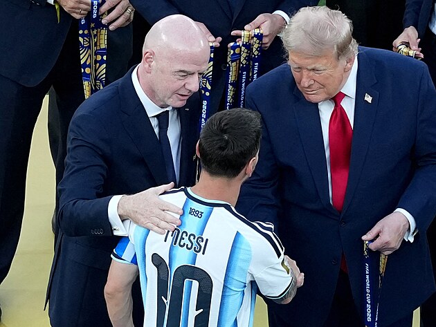 Gianni Infantino a Donald Trump gratuluj� Lionelu Messimu k druh�mu m�stu na...