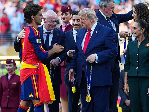 Gianni Infantino a Donald Trump p�ed�vaj� Ferranu Torresovi zlatou medaili.