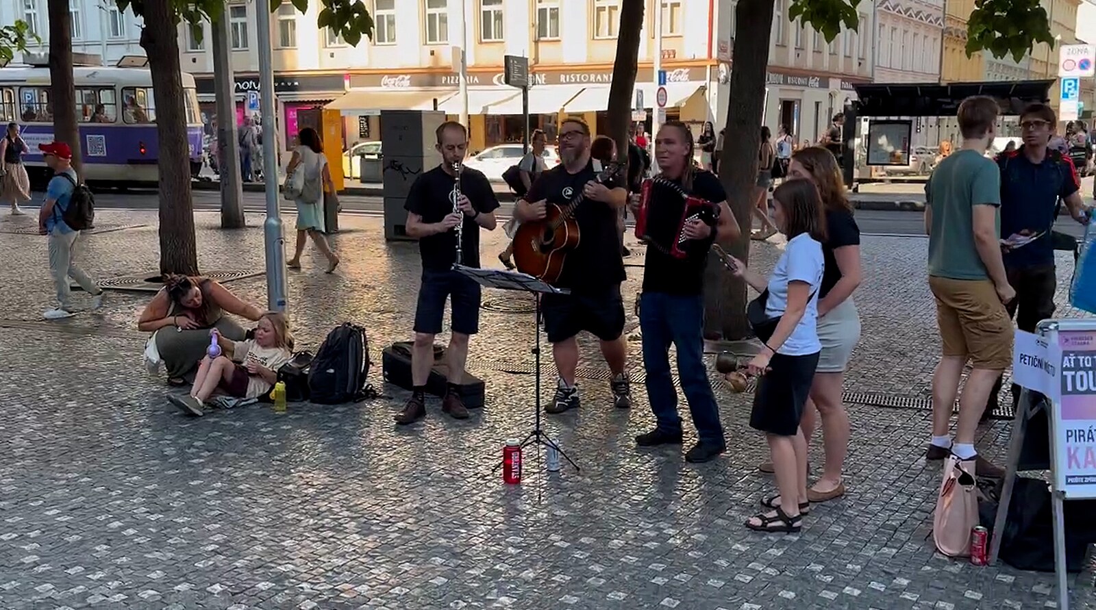 Piráti lákali voliče hudbou. Předseda strany Ivan Bartoš hrál na Andělu na akordeon