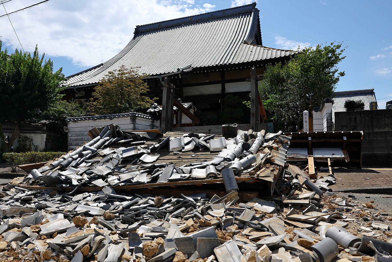 Při zemětřesení v Japonsku bylo zraněno nejméně 37 lidí, tsunami nehrozí