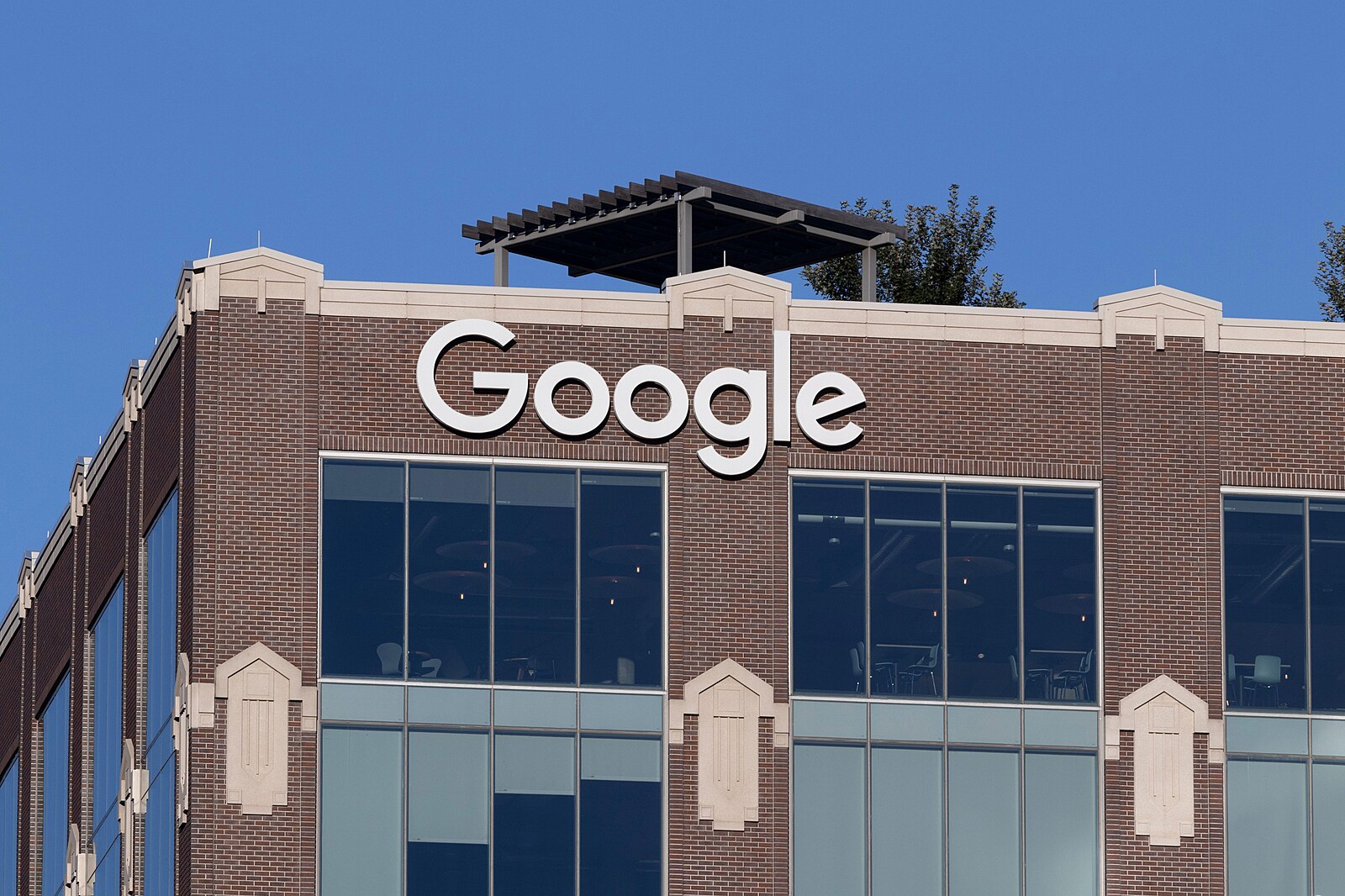 Google musí zaplatit 890 milionů eur. EK mu vytýká zvýhodňování vlastních služeb