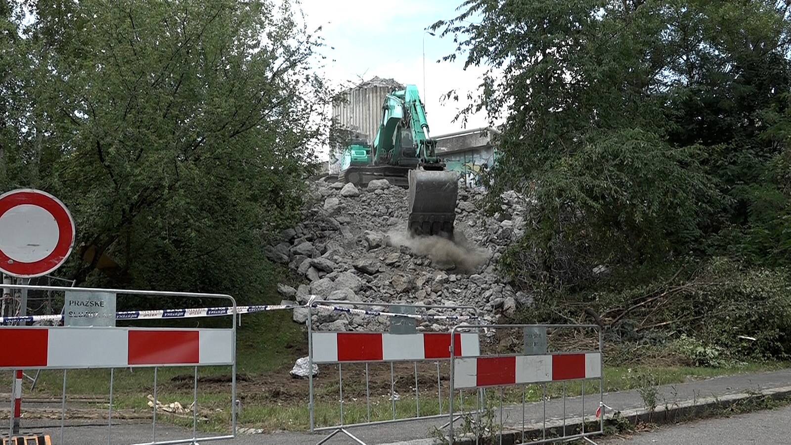 Zřícenou plastiku u Barrandovského mostu nahradí replika v původní podobě