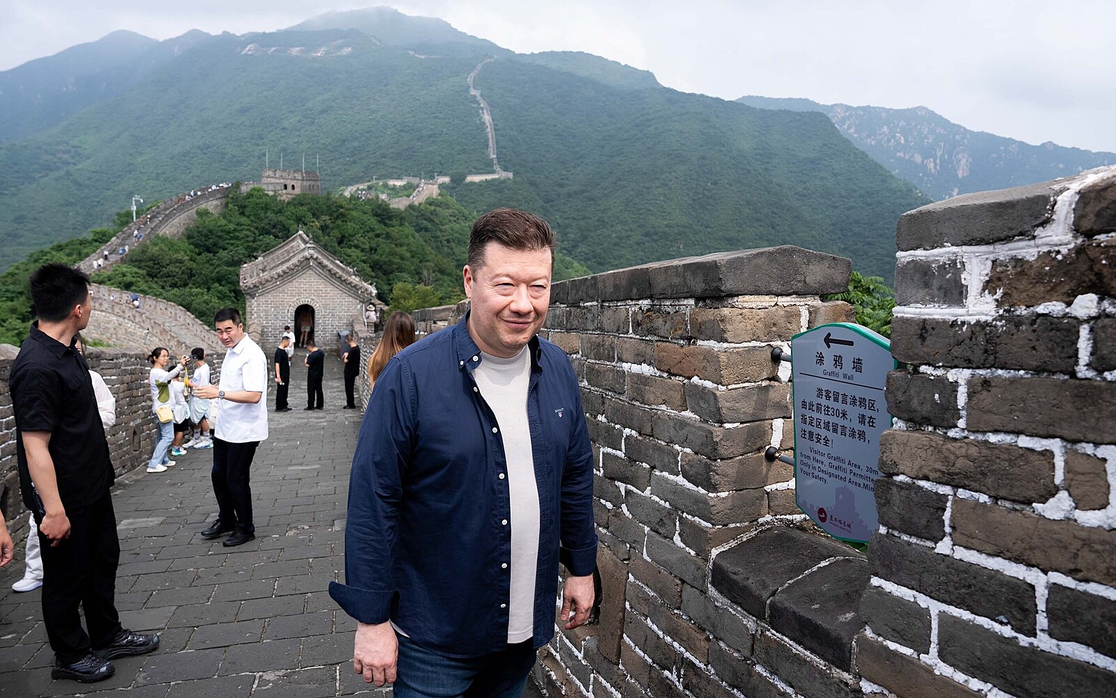 Okamura při návštěvě Číny vystoupal na Velkou čínskou zeď. Je to div světa, řekl