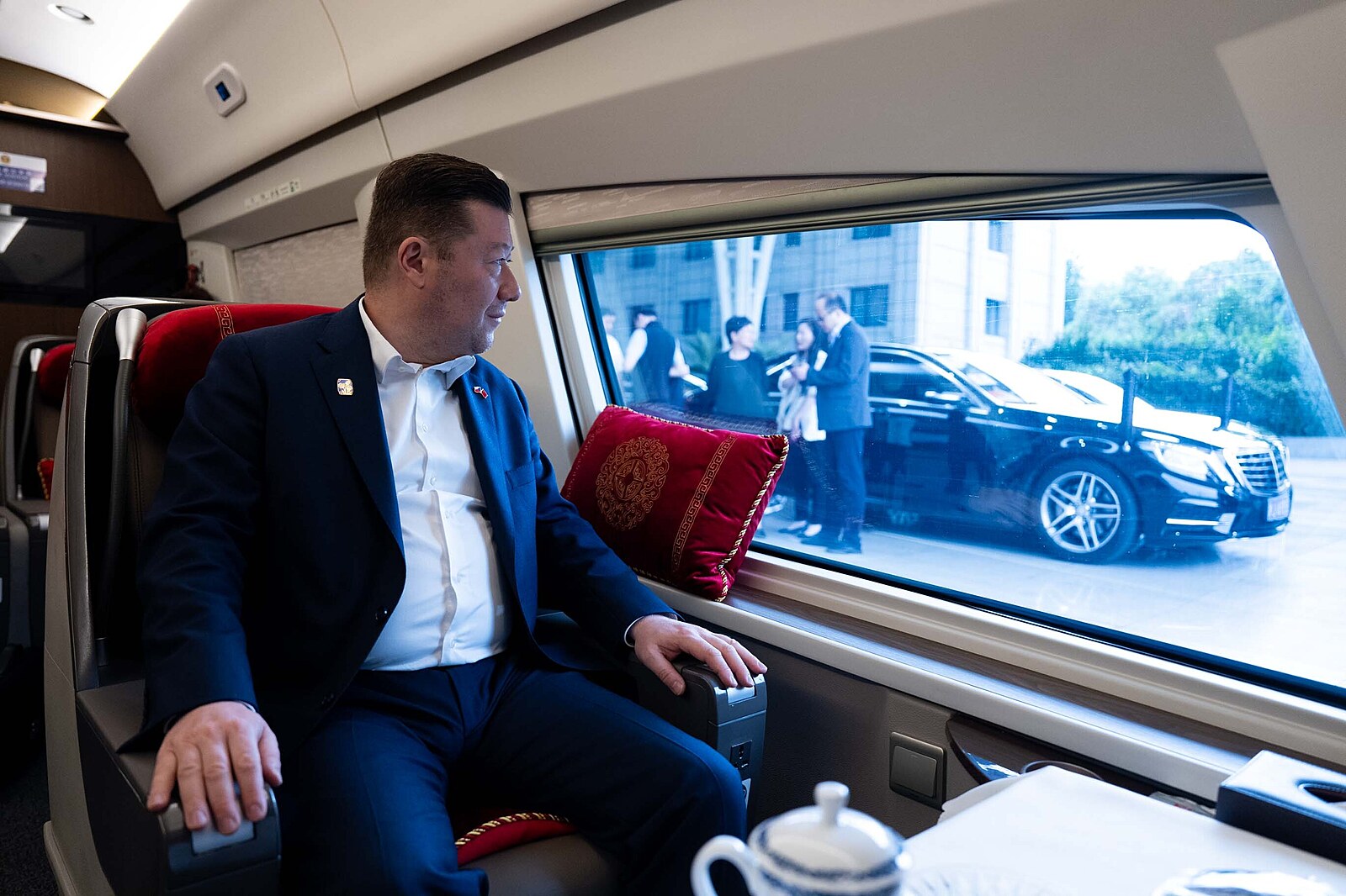 OBRAZEM: Průmysl i linka z Šanghaje. Okamura zamířil na jednání do Pekingu