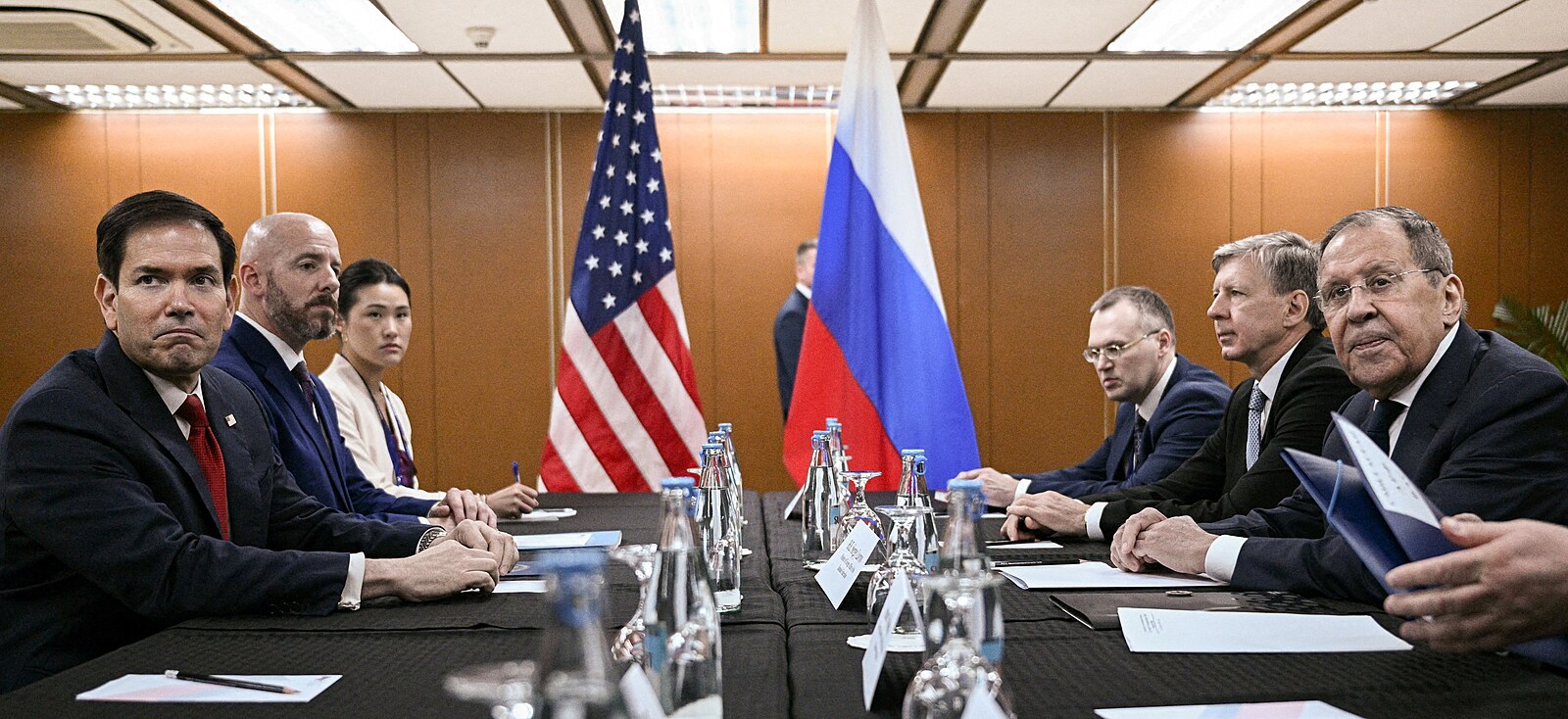 Jsme připraveni na jednání, ale musí skončit dodávky zbraní na Ukrajinu, řekl Lavrov Rubiovi