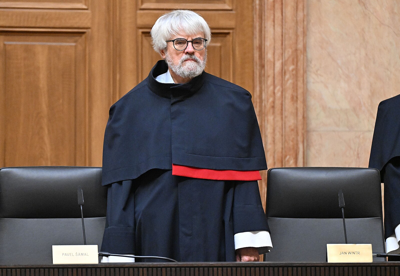 Ústavní soud podle vlády překročil předběžným opatřením pravomoci. Chce vyloučit Šámala z jednání