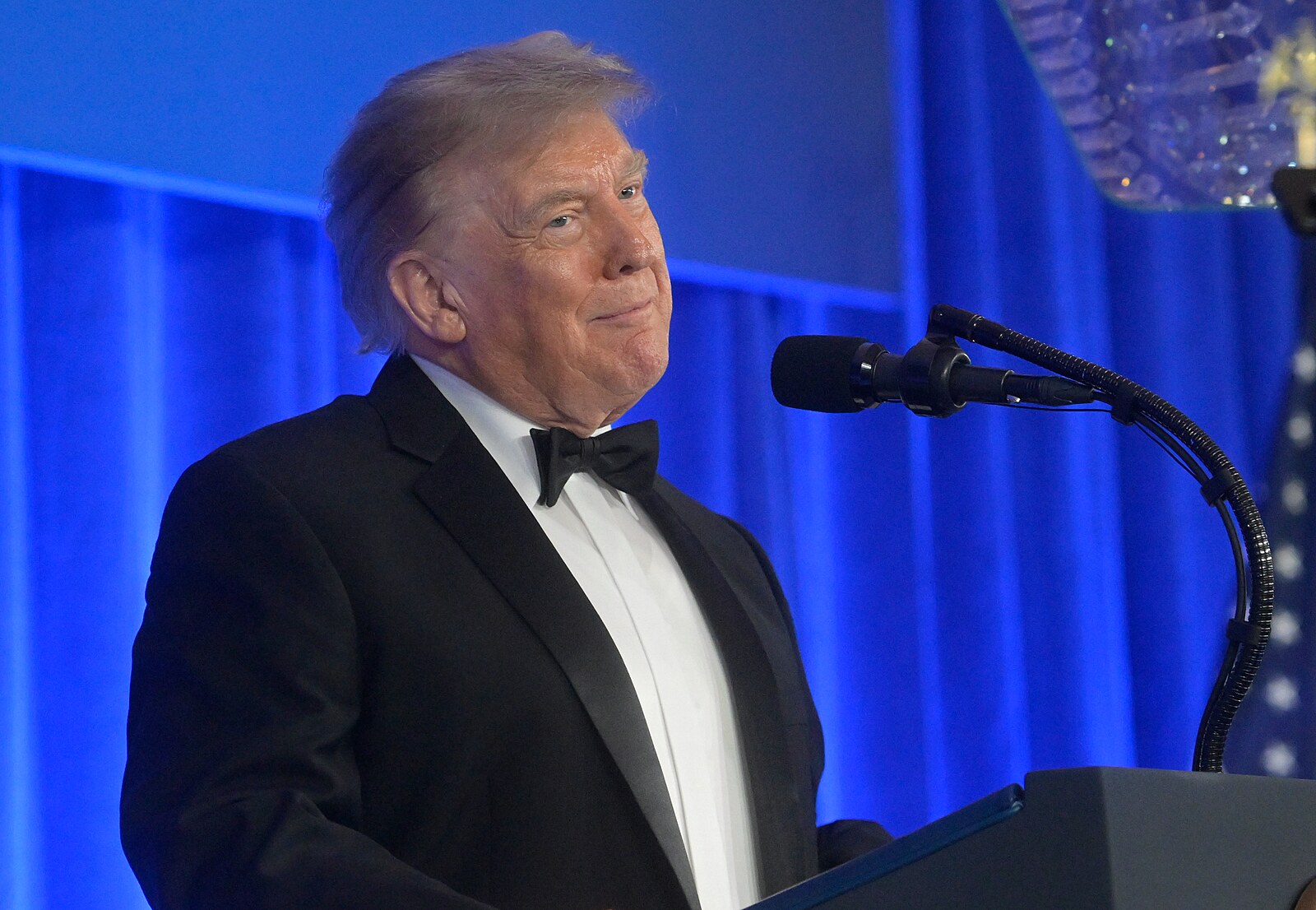 V posunutém termínu se uskutečnila večeře korespondentů, přišel i Trump