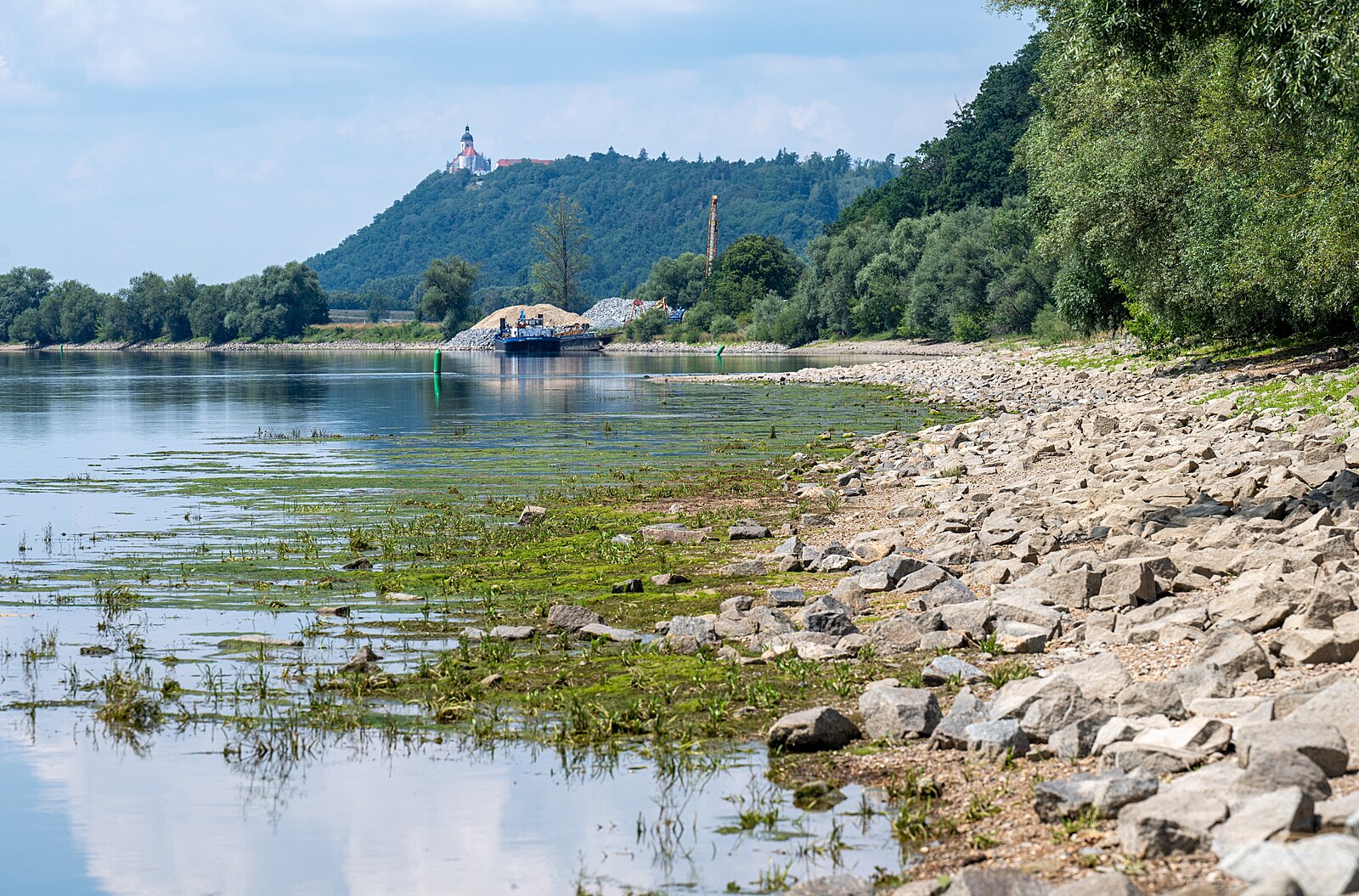 Nízká hladina Dunaje zastavila lodní dopravu v bavorské soutěsce. Trápí i další