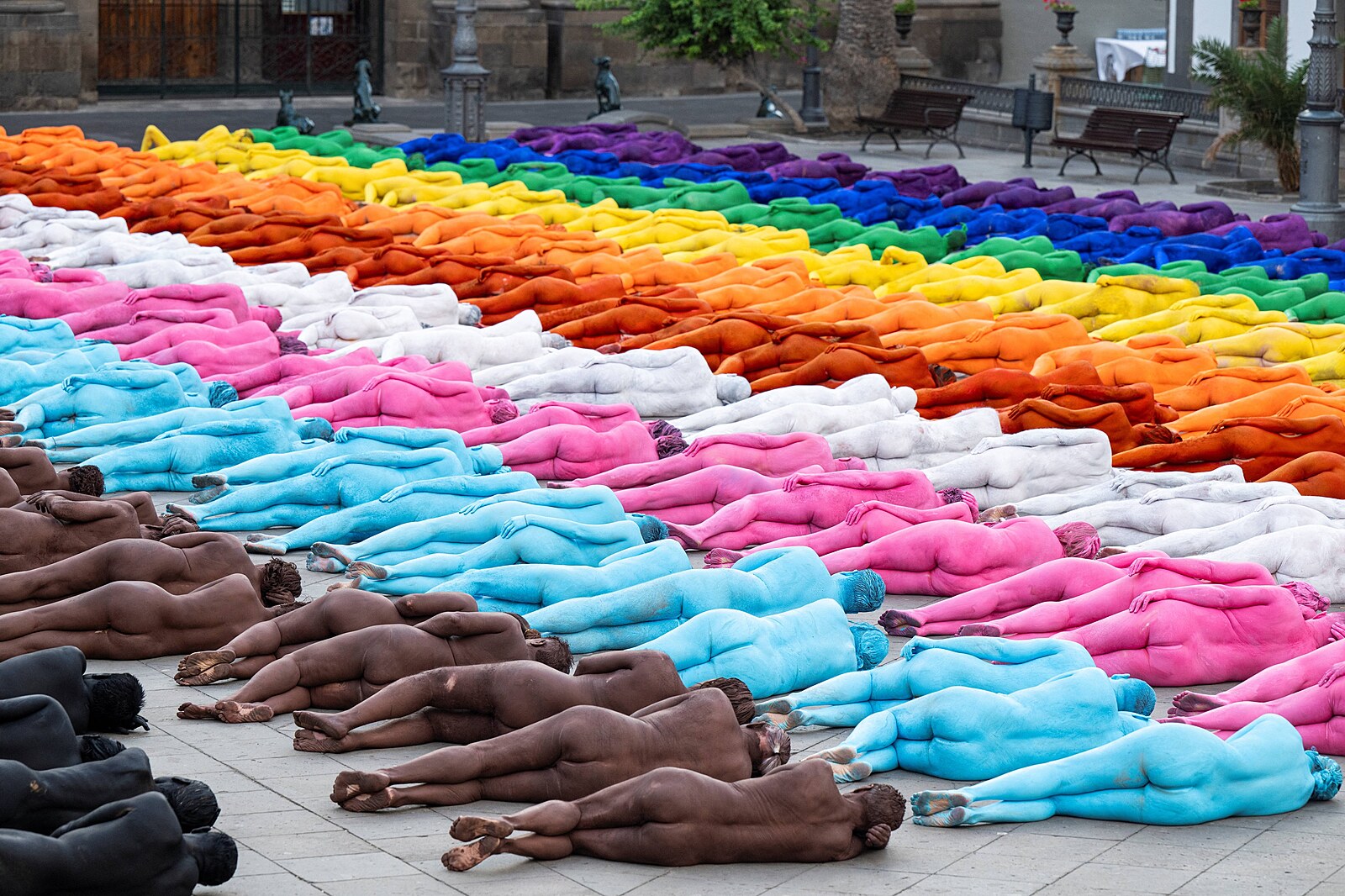 Obří duha z naháčů. Fotograf na Kanárech podpořil LGBT+ komunitu