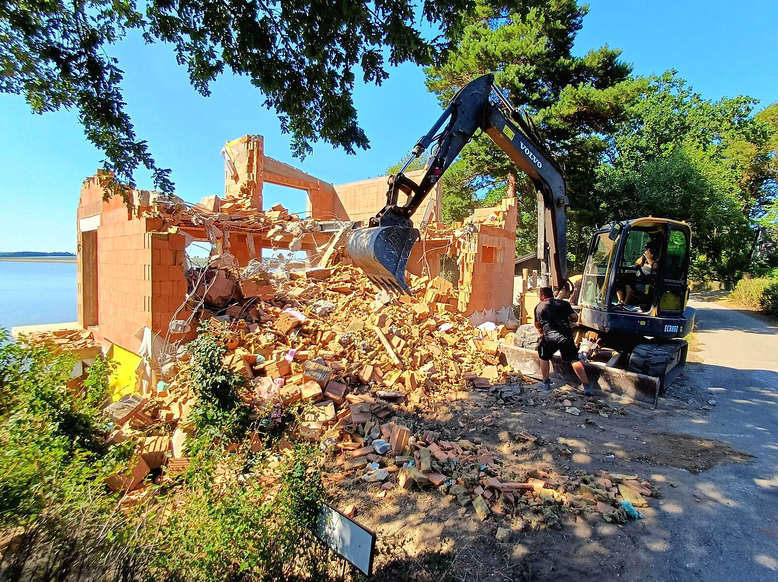 Dům náměstkyně jihočeského hejtmana Kozlové jde k zemi, neměl platná povolení