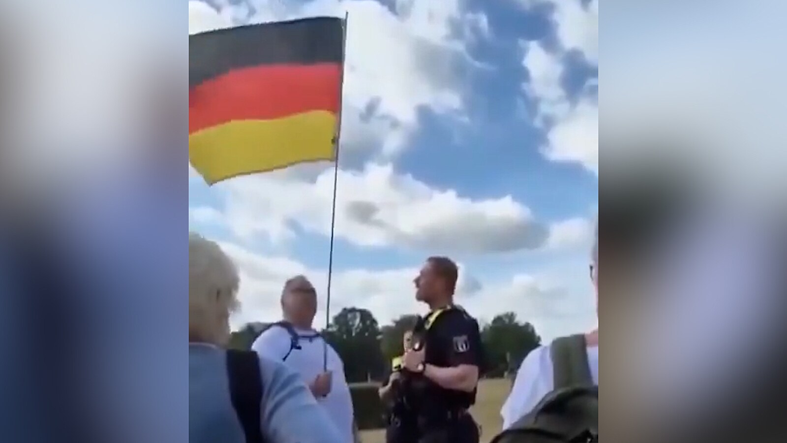 Složte německou vlajku, urážíte lidi. Šokující video z Berlína bylo sestříhané
