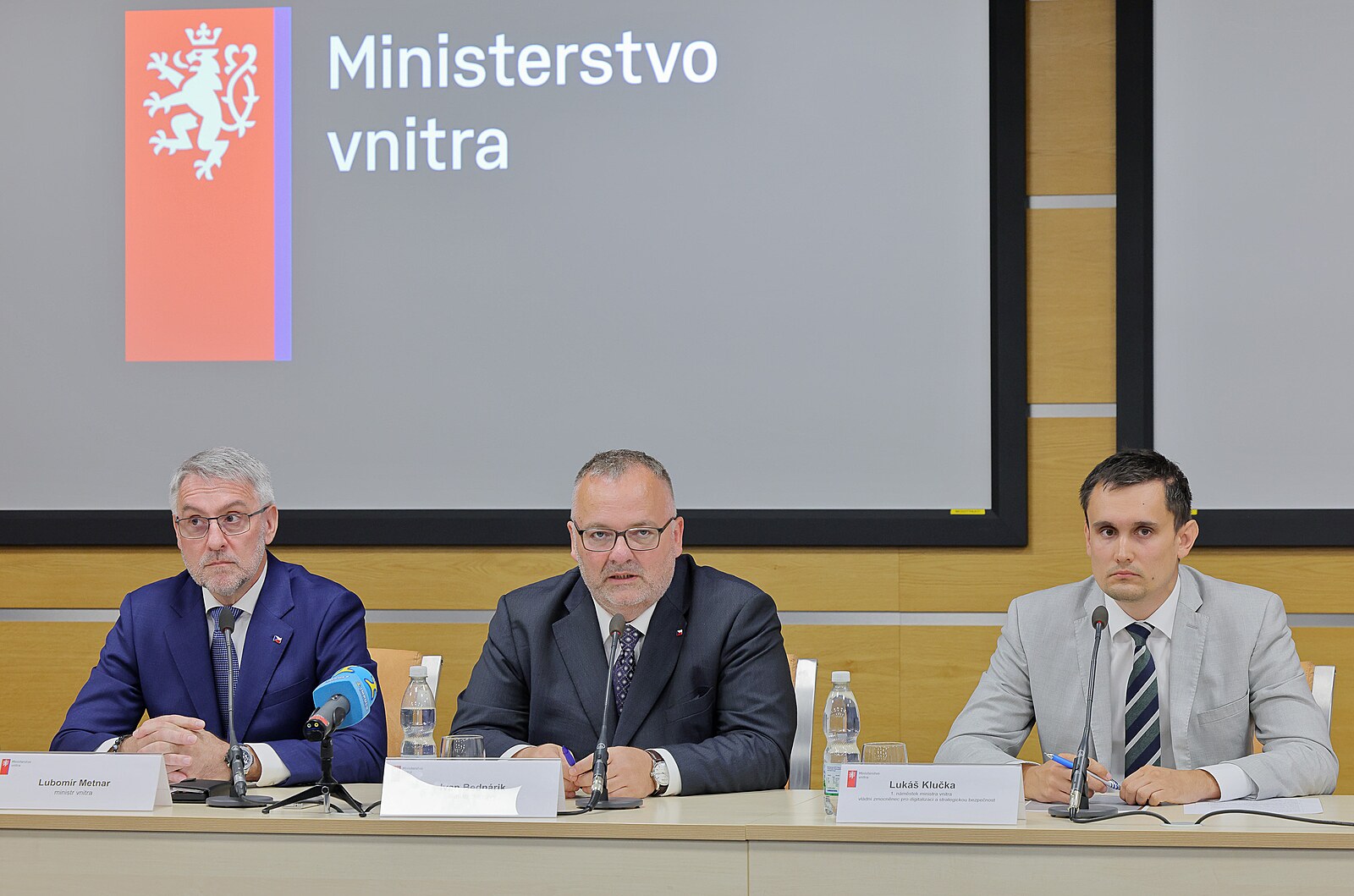 Stát zpřísní protidronovou obranu. Brokovnice všem hned ale nerozdáme, říká Metnar