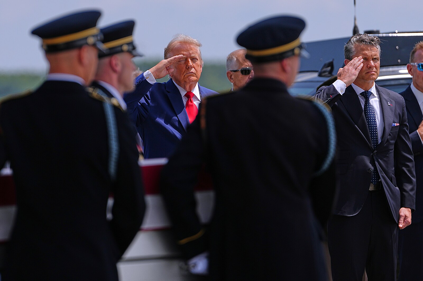 Trump vzdal hold padlým vojákům ve válce s Íránem. Máme rádi vaše děti, vzkázal rodinám
