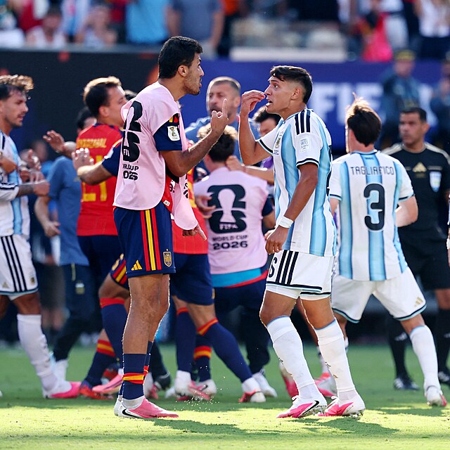 Slovn� p�est�elka mezi hr��i Argentiny a �pan�lska po z�v�re�n�m hvizdu fin�le MS.