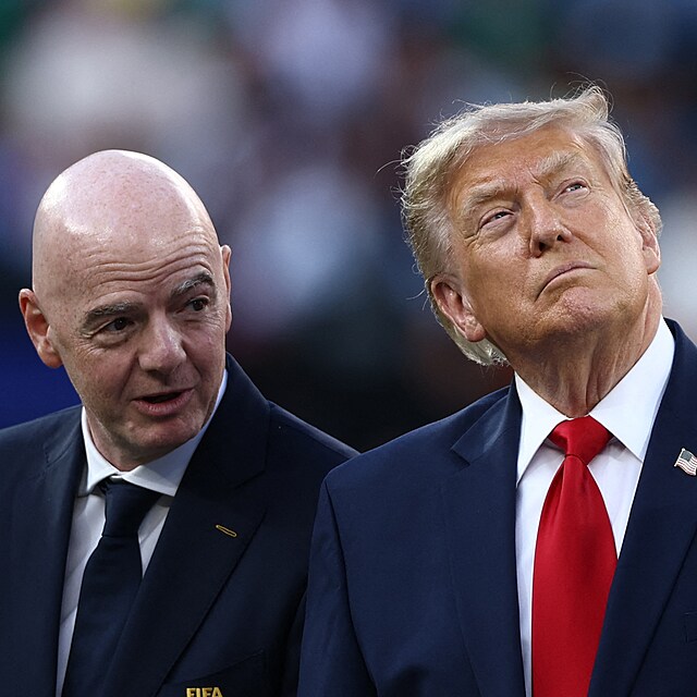 Americk� prezident Donald Trump se ��fem FIFA Giannim Infantinem na vyhl�en� po fin�le MS.