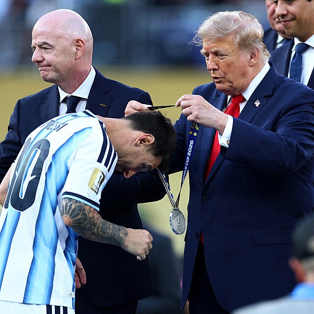 Lionel Messi z Argentiny dost�v� st��brnou medaili od americk�ho prezidenta Donalda Trumpa po fin�le MS.