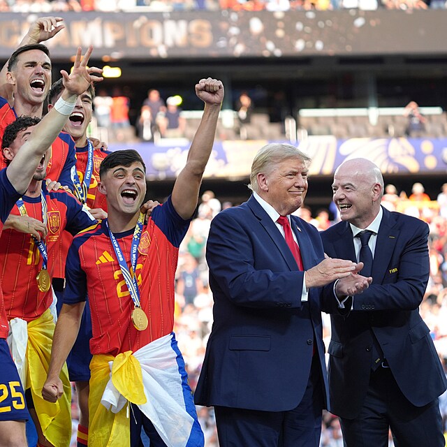 Donald Trump a Gianni Infantino spole�n� na p�diu se slav�c�mi �pan�lsk�mi fotbalisty po fin�le mistrovstv� sv�ta.