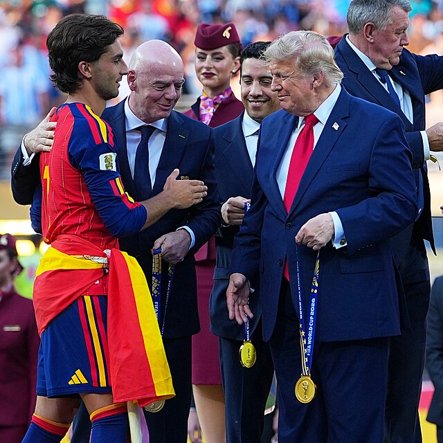Gianni Infantino a Donald Trump p�ed�vaj� Ferranu Torresovi zlatou medaili.