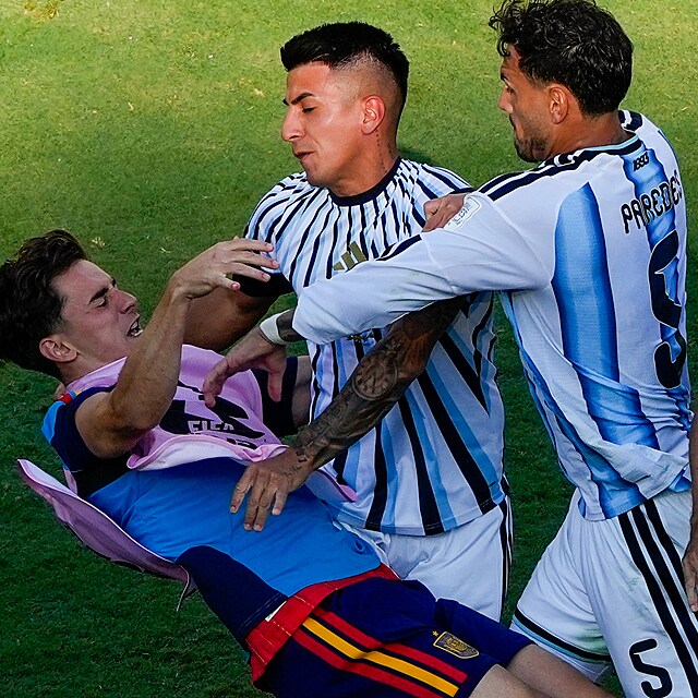 Argentinsk� z�lo�n�k Leandro Paredes po fin�le MS napadl spole�n� s Almadou �pan�lsk�ho protivn�ka Gaviho. Za to vid�l druhou �lutou kartu a byl u� po z�v�re�n�m hvizdu vylou�en.