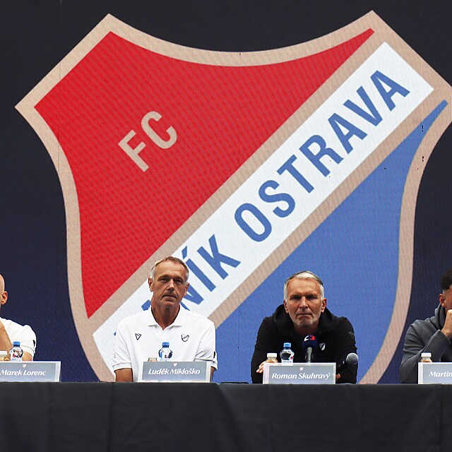 Mluv�� klubu Marek Lorenc, ��f sportovn�ho �seku Lud�k Miklo�ko, tren�r Roman Skuhrav� a nov� kapit�n, brank�� Martin Jedli�ka na tiskov� konferenci fotbalist� Ban�ku Ostrava p�ed sezonou.