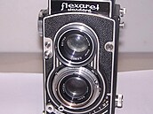 Dvouoká zrcadlovka Flexaret (modely III a� VII) vyráb�ná p�erovskou firmou...