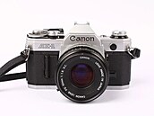 Zástupcem luxusn�j�ího zbo�í z prodejen Tuzex byla japonská zrcadlovka Canon...