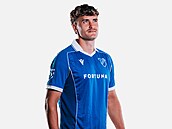 Mat�j Chalu� pózuje ve venkovním dresu Baníku Ostrava pro sezonu 2026/2027.