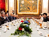 Jednaní s p�edsedkyní  �anghajského m�stského shromá�d�ní paní Huang Lixin....