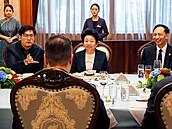 Tomio Okamura na jednaní s p�edsedkyní  �anghajského m�stského shromá�d�ní paní...