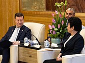 Tomio Okamura na jednaní s p�edsedkyní  �anghajského m�stského shromá�d�ní paní...