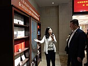 Tomio Okamura p�i náv�t�v� komunitního a ob�anského centra Gubei, co� je...