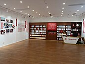 Tomio Okamura p�i náv�t�v� komunitního a ob�anského centra Gubei, co� je...