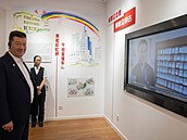 Tomio Okamura p�i náv�t�v� komunitního a ob�anského centra Gubei, co� je...