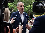 Ji�í Brodský, nám�stek ministra zahrani�í, hovo�í s noviná�i b�hem své náv�t�vy...